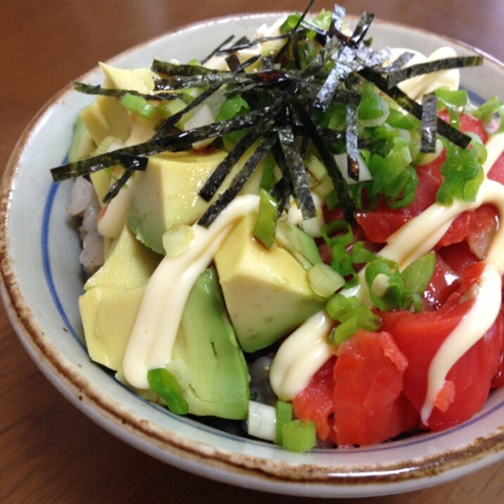 スモークサーモンとアボカドとクリームチーズのマヨ丼